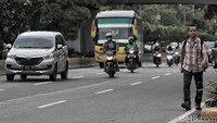 Perpanjangan ganjil-genap ini pun menuai komentar pro dan kontra dari masyarakat. Mereka yang pro beranggapan perpanjangan ganjil genap dapat menjadi solusi untuk mengurai kemacetan. Namun ada pula yang kontra dan menganggap ganjil genap dengan pembatasan waktu kurang efektif.