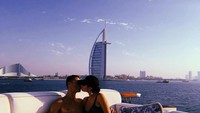 CR7 pun bermesraan dengan kekasihnya, dengan latar Burj Al Arab (Instagram/cristiano)