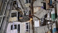 Proses evakuasi korban ledakan gas di kota Magnitogorsk, Rusia terus dilakukan, Rabu (2/1/2019). Russias Ministry for Civil Defence, Emergencies and Elimination of Consequences of Natural Disasters/Handout via Reuters.