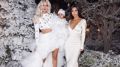 Dekorasi Pesta Natal Kim Kardashian Bikin Takjub, Ada Bukit Salju di Halaman