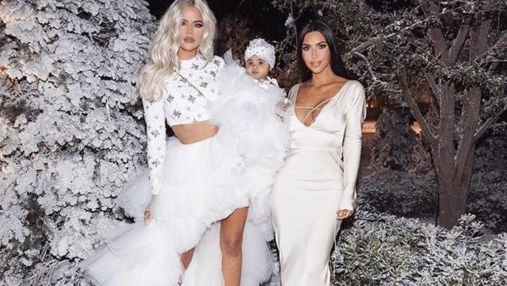 Dekorasi Pesta Natal Kim Kardashian Bikin Takjub, Ada Bukit Salju di Halaman Dekorasi Pesta Natal Kim Kardashian Bikin Takjub, Ada Bukit Salju di Halaman