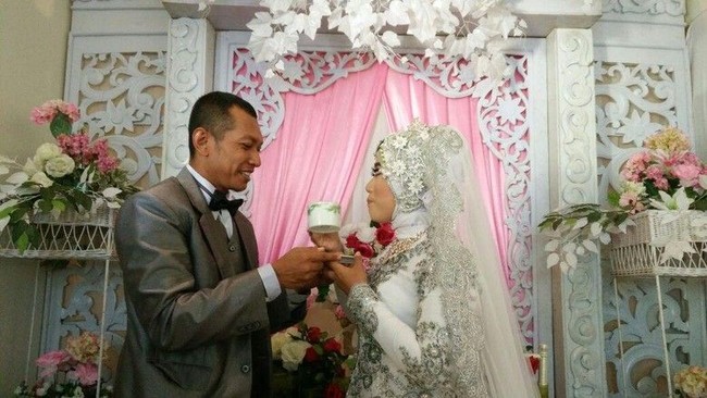 Mempelai wanita asal Banyuwangi, Wastiti Putri SW ini minta secangkir kopi sebagai maharnya. Pernikahan yang berlangsung pada 2016 itu, pada akadnya sang mempelai pria yang bernama Angga Yudistira meracik kopi Arabica campuran Gayo dan Ijen Raung dengan metode Cold Brew dihadapan penghulu dan tamu undangan. Foto: dok. Facebook