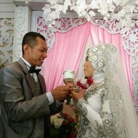 Mempelai wanita asal Banyuwangi, Wastiti Putri SW ini minta secangkir kopi sebagai maharnya. Pernikahan yang berlangsung pada 2016 itu, pada akadnya sang mempelai pria yang bernama Angga Yudistira meracik kopi Arabica campuran Gayo dan Ijen Raung dengan metode Cold Brew dihadapan penghulu dan tamu undangan. Foto: dok. Facebook