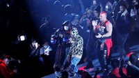 Dikutip dari Marca, pertarungan itu tertunda tiga jam lantaran Mayweather ikut pesta tahun baru di tempat lain. (REUTERS/Issei Kato)