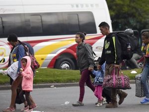 Uang Tak Laku, Warga Venezuela Beli BBM Pakai Rokok