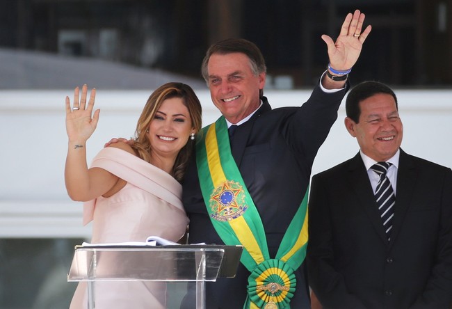 Kehadiran Michelle mencuri atensi ketika inaugurasi Presiden Jair Bolsonaro, di Planalto Palace, Brasilia, Selasa (1/1/2019). Sang First Lady tampil cantik berbalut gaun blush pink. Foto: REUTERS/Ricardo Moraes