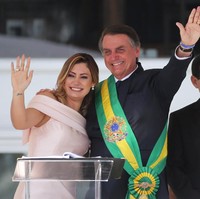 Kehadiran Michelle mencuri atensi ketika inaugurasi Presiden Jair Bolsonaro, di Planalto Palace, Brasilia, Selasa (1/1/2019). Sang First Lady tampil cantik berbalut gaun blush pink. Foto: REUTERS/Ricardo Moraes