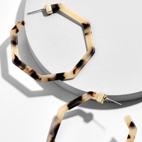 Di jajaran aksesori, ada anting bermotif kulit kura-kura yang bisa menjadi opsi untuk memaksimalkan gaya kamu di 2019. Style-hack: Agar terasa kekinian, pilih anting yang berdesain geometris dan minimalis. (Foto: Dok. Glamour)