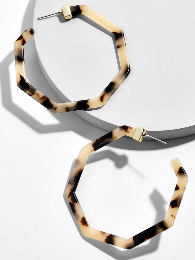 Di jajaran aksesori, ada anting bermotif kulit kura-kura yang bisa menjadi opsi untuk memaksimalkan gaya kamu di 2019. Style-hack: Agar terasa kekinian, pilih anting yang berdesain geometris dan minimalis. (Foto: Dok. Glamour)
