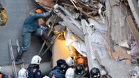 Tayangan televisi menunjukkan puing-puing beton saling bertumpuk di lokasi. Presiden Rusia Vladimir Putin juga sudah memerintahkan menterinya mendatangi lokasi kejadian. Russias Ministry for Civil Defence, Emergencies and Elimination of Consequences of Natural Disasters/Handout via Reuters.