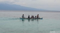 Selain bersantai dan berenang, di Pantai Akipai kamu juga bisa bersampan di lautnya yang tenang (Muslimin Abbas/detikTravel) 