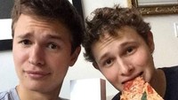 Aktor berusia 24 tahuni ini, kerap menghabiskan waktu dengan keluarga. Kali ini ia dan saudara laki-lainya tengah memilih pizza sebagai menu makan siang mereka, yang praktis dan enak. Foto: Instagram @ansel