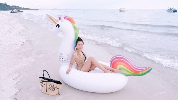 Milin juga suka jalan-jalan ke pantai. Thailand memang terkenal akan kecantikan pantai-pantainya, termasuk di Koh Samed ini. (Instagram/@milinb3rry) Milin juga suka jalan-jalan ke pantai. Thailand memang terkenal akan kecantikan pantai-pantainya, termasuk di Koh Samed ini. (Instagram/@milinb3rry)