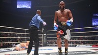 Usai memukul jatuh sang lawan dia menyeringai lebar.  (2015 RIZIN FF)