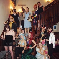 Sedangkan tamu lain ada yang berkostum seperti Mary Poppins, Nancy Drew, Cinderella, Gwen Stefani, Avril Lavigne, Frida Kahlo, Steve Irwin and Mr. Toad. Foto: Instagram