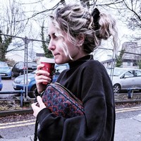 Membuka hijab dan mendapatkan kritikan pedas tampaknya tidak membuat Dina berdiam diri. Ia masih meneruskan pekerjaannya sebagai Youtuber. Ia pun tampil tanpa hijab di video-videonya. Foto: Instagram/DinaTokio