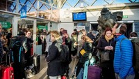 Operator perkeretaapian Denmark, DSB, menyebut sedikitnya enam orang tewas dalam kecelakaan tragis ini. Dampak dari kecelakaan ini, Great Belt Bridge terpaksa ditutup sementara baik untuk kereta maupun kendaraan biasa. Laporan menyebut ada 131 penumpang dan tiga awak di atas kereta yang mengalami kecelakaan. Michael Bager/Ritzau Scanpix/via REUTERS.