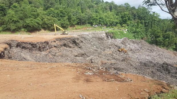Evakuasi harus hati-hati karena kondisi tanah yang labil.