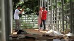 Jorok! Sampah Tahun Baru Menumpuk di JPO Medan Merdeka Barat