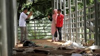 Beberapa warga foto-foto di JPO yang kotor oleh sampah sisa perayaan tahun baru.