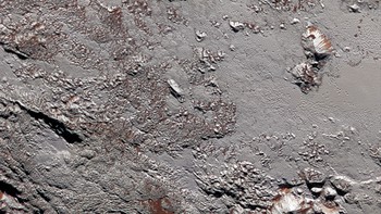 New Horizons kemudian menjepret permukaan Pluto, menambah pemahaman NASA soal obyek yang masih diragukan planet apa bukan ini. Foto: NASA