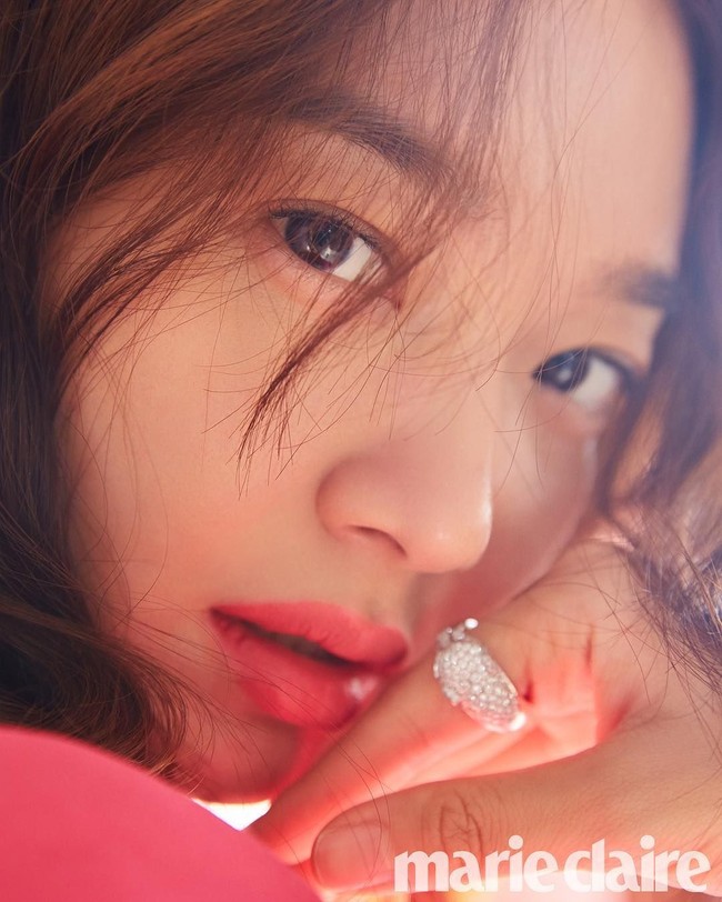 Bintang drama Korea Oh My Venus ini pernah jadi model pakaian Giordano. Sering tampil di majalah fesyen membuat The New York Times menyebutnya sebagai Asian Kate Moss. Foto: Instagram @illusomina