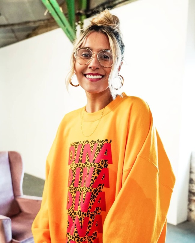 Netizen pun ramai berkomentar. Banyak yang menyayangkan keputusan Dina Tokio. Ada yang bertanya apakah Dina tidak rindu memakai hijab, bahkan mempertanyakan perasaan orang tuanya. Foto: Instagram/DinaTokio