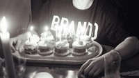 Lahir di Manhattan, New York, membuat Ansel memiliki kepribadian yang ramah, dan juga disenangi. Ini posenya saat merayakan ulang tahun dengan kue manis dan cake keil. Foto: Instagram @ansel