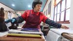 Foto: Desa Pembuat Kertas Tahun Baru Imlek yang Legendaris di China