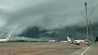 Awan ini terlihat sangat dekat dengan bandara. Istimewa.