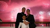 Cristiano Ronaldo bersama Georgina Rodriguez serta anaknya, Cristiano Ronaldo Jr berpose dengan latar kembang api berwarna-warni pada pergantian Tahun Baru ini (Instagram/cristiano)