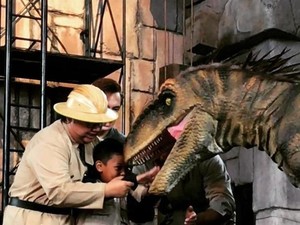 Seru! Pengunjung Bisa Berinteraksi dengan Dinosaurus di Dufan