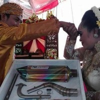 Pasangan di Magetan, Jawa Timur ini memilih benda yang mungkin tak pernah terpikirkan oleh orang lain untuk dijadikan mahar. Alih-alih memilih sejumlah uang atau beberapa gram emas sebagai mahar pernikahan, pasangan ini menjadikan knalpot motor sebagai mahar pernikahannya. Foto: dok. Facebook