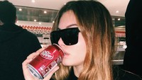 Tuh kan, lagi-lagi minum soft drink. Kali ini, Blondeau meminum sekaleng soft drink milik Dr Pepper. Sluurp! Foto: Instagram thylaneblondeau