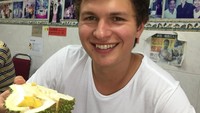 Begini jadinya jika aktor sekelas Ansel datang ke Malaysia, dan tertaring mencicipi duren. Ia bahkan mengendus aroma durian dulu sebelumn mencium aroma tajamnya. Foto: Instagram @ansel