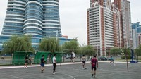 Salah satu taman olahraga di pusat kota Pyongyang ramai oleh warga yang bermain voli. (Foto: Carl Court/Getty Images)