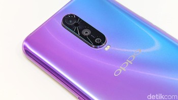 Sementara di belakang terdapat kamera utama 12 MP, f/1.5-2.4, 26mm (wide), 1/2.55, 1.4µm, Dual Pixel PDAF, OIS. Kamera kedua 20 MP, f/2.6, AF. Seta kamera TOF 3D stereo.Foto: Adi Fida Rahman/detikINET