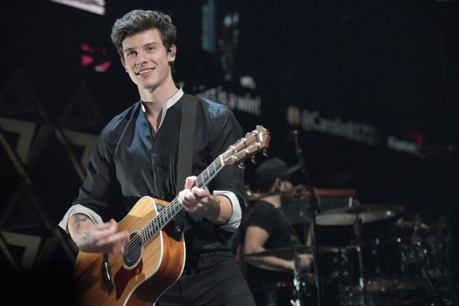 Penyanyi tampan Shawn Mendes berada di urutan ke-6. Pria yang sempat digosipkan berpacaran dengan Hailey Baldwin ini memang punya pesona yang membuat para wanita meleleh. Selain berwajah tampan, Shawn juga punya vokal yang hebat dan pencipta lagu-lagu hits. Foto: Getty Images