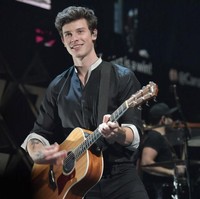 Penyanyi tampan Shawn Mendes berada di urutan ke-6. Pria yang sempat digosipkan berpacaran dengan Hailey Baldwin ini memang punya pesona yang membuat para wanita meleleh. Selain berwajah tampan, Shawn juga punya vokal yang hebat dan pencipta lagu-lagu hits. Foto: Getty Images