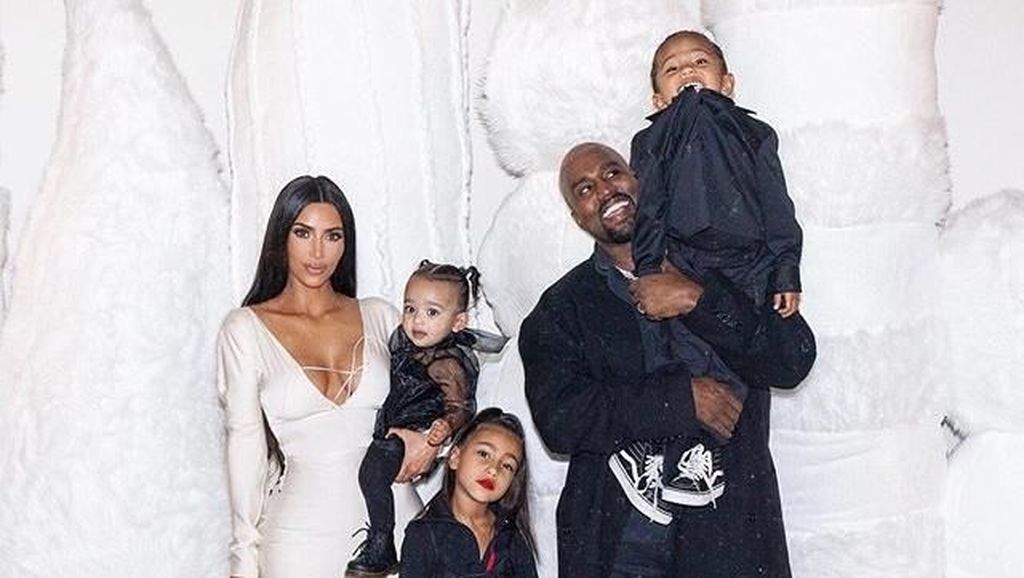 Kim Kardashian Akan Punya Anak Keempat Lewat Ibu Pengganti Kim Kardashian Akan Punya Anak Keempat Lewat Ibu Pengganti