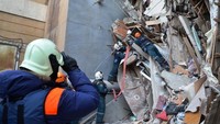 Peristiwa nahas itu pun diketahui telah menewaskan sedikitnya 9 orang dan 32 orang lainnya masih dalam pencarian. Russias Ministry for Civil Defence, Emergencies and Elimination of Consequences of Natural Disasters/Handout via Reuters.