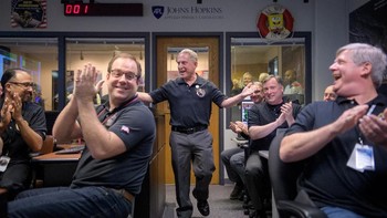 Engineer NASA bersorak gembira ketika pesawat bertenaga nuklir itu mampu mendatangi sebuah obyek bernama Ultima Thule di Kuiper Belt, setelah menempuh perjalanan 6,4 miliar kilometer dari Bumi. Foto: Reuters
