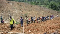 Hujan deras yang melanda wilayah kampung adat itu mengakibatkan 30 rumah warga tertimbun tanah longsor. Diketahui 15 orang tewas dan puluhan orang lainnya belum ditemukan akibat kejadian nahas tersebut.