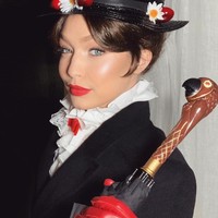 Hanya sesendok penuh gula untuk membantu menurunkan 2018 dengan cara yang paling menyenangkan. Selamat tahun baru!, tulis Gigi di akun Instagram-nya. Foto: Instagram