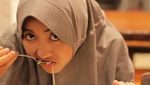 Begini Gaya Kocak Komedian Arafah Rianti Saat Ngemil Jajanan Enak