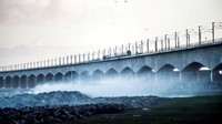 Seperti dilansir Reuters dan AFP, Rabu (2/1/2018), kecelakaan kereta ini terjadi di atas Great Belt Bridge yang menghubungkan Pulau Zealand dan Funen yang merupakan dua pulau besar di Denmark. Penyebab kecelakaan ini belum diketahui pasti. Michael Bager/Ritzau Scanpix/via REUTERS.