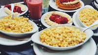 Best place on urth, tulisnya saat mengunggah foto mac and cheese, waffle toping buah, potongan buah pisang dan strawberry segar hingga segelas jus di Urth Cafe Beverly Hills. Nyam! Foto: Instagram thylaneblondeau
