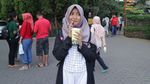 Begini Gaya Kocak Komedian Arafah Rianti Saat Ngemil Jajanan Enak