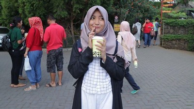 Begini Gaya Kocak Komedian Arafah Rianti Saat Ngemil Jajanan Enak