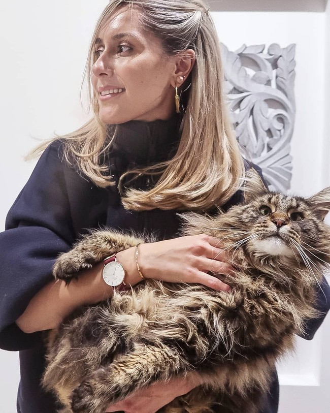 Mengaku memiliki kecintaan besar terhadap fashion, Dina merilis clothing line bernama Dina Tokio Merch. Tampaknya, Dina ingin menyampaikan perasaannya dalam karya yang ia jual. Topi bertuliskan I Love Me dan sweater bertuliskan My Own Boss tampak eksis. Foto: Instagram/DinaTokio